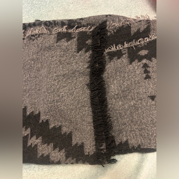 Large Square Scarf Gray Pattern - Picture 3 of 7